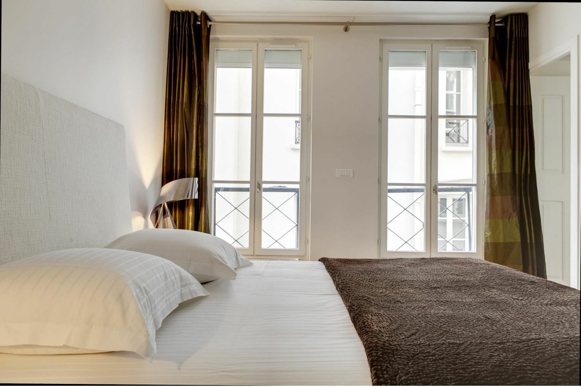 Apartment Europea - Montaigne Paris