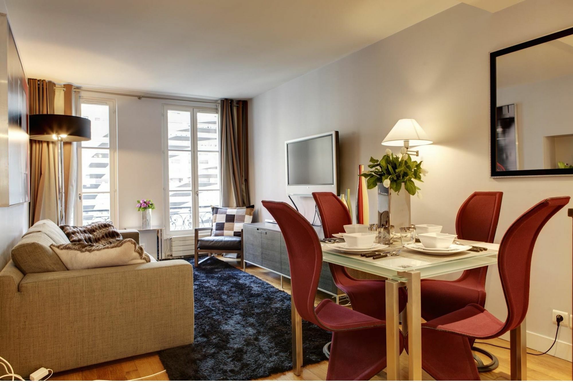 Apartment Europea - Montaigne Paris