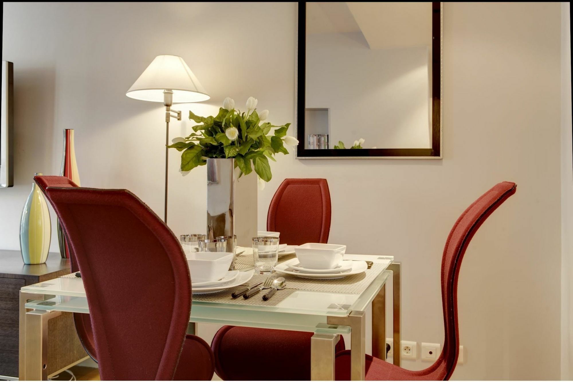 Apartment Europea - Montaigne Paris