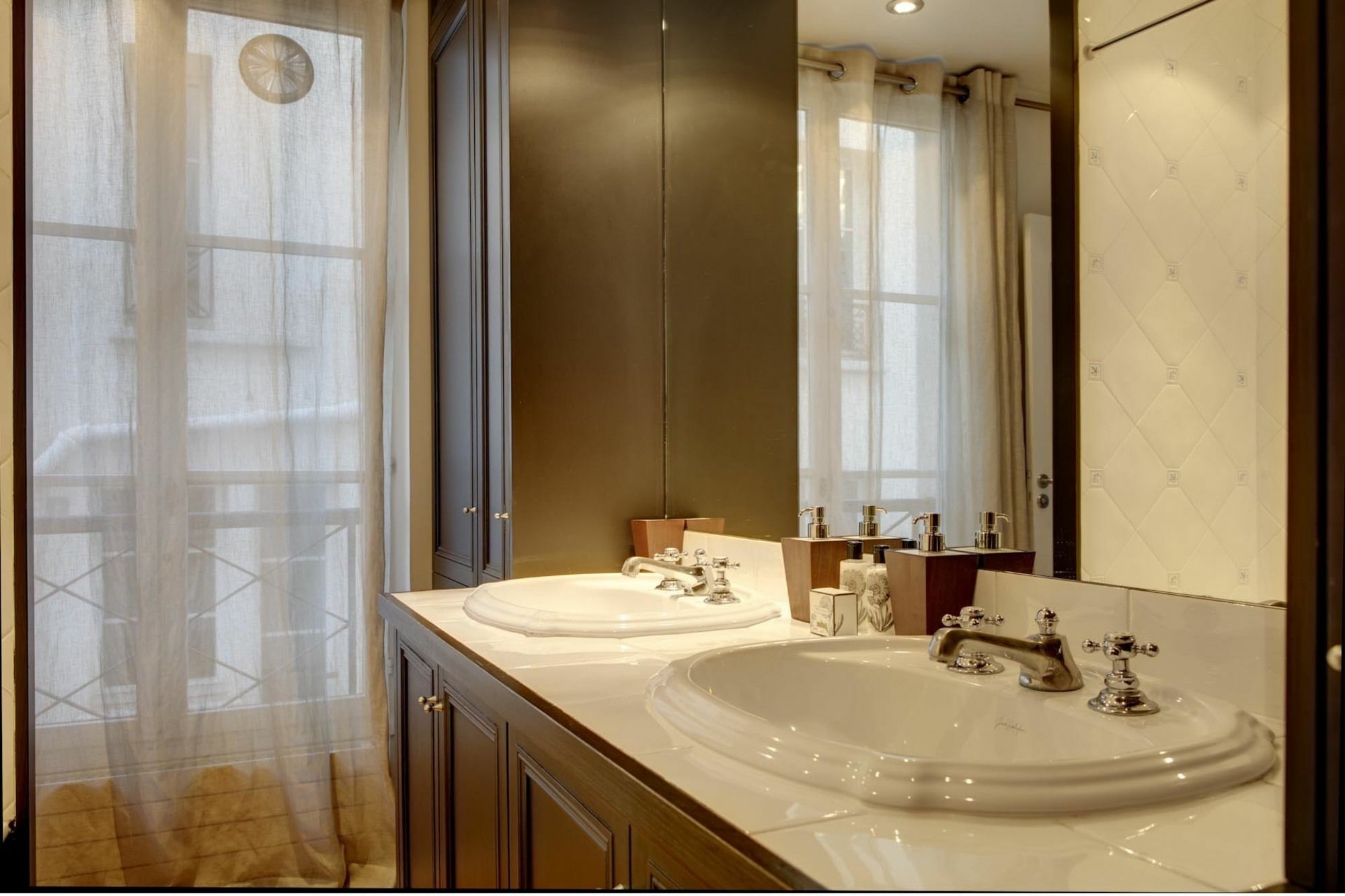 Apartment Europea - Montaigne Paris